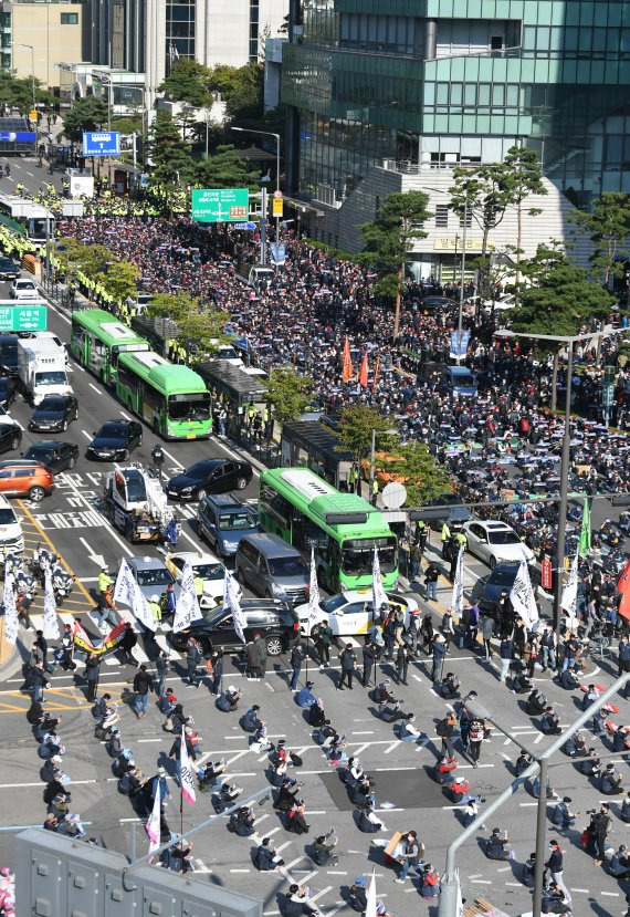 전국민주노동조합총연맹의 대규모 총파업 집회가 열린 20일 서울 서대문역사거리에서 참가자들이 비정규직 철폐를 촉구하는 구호를 외치고 있다. /사진=김범석 기자