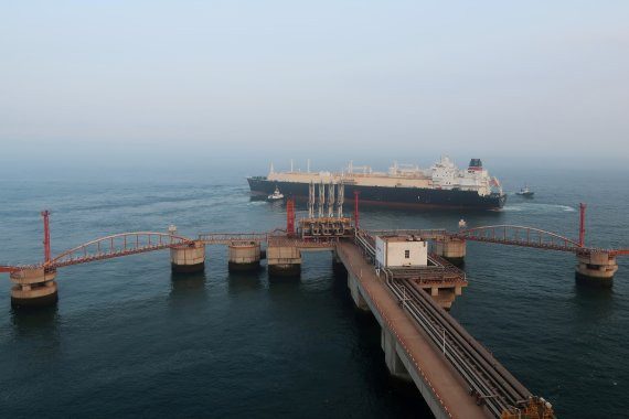 중국 랴오닝성 다롄 항구에 출발하는 액화천연가스(LNG) 운반선.로이터뉴스1