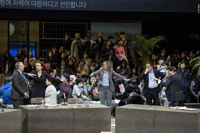 2019년 LG아트센터에서 공연한 이보 반 호브의 연극 <로마 비극>의 한 장면. LG아트센터 제공