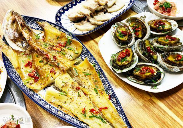 도초도 섬초랑민어가 식당의 민어찜. 요즘 민어는 위생 때문에 해풍이 아니라 공장에서 냉풍으로 말린다고 한다.