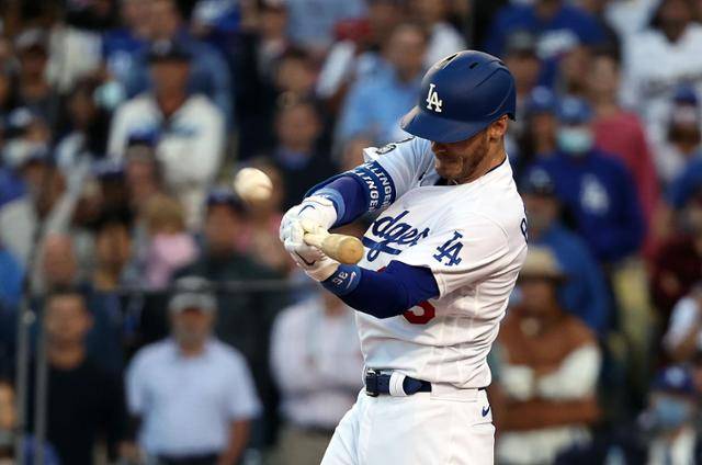 LA 다저스 코디 벨린저가 20일 미국 로스앤젤레스 다저스타디움에서 열린 내셔널리그 챔피언십시리즈 3차전에서 동점 3점 홈런을 치고 있다. 로스앤젤레스=AFP 연합뉴스
