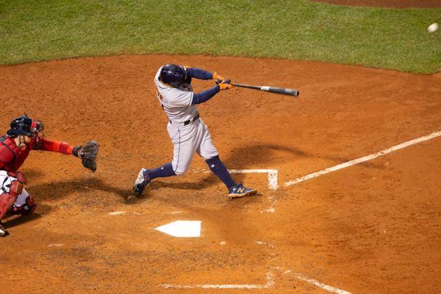 휴스턴 호세 알투베가 20일 미국 보스턴 펜웨이 파크에서 열린 아메리칸리그 챔피언십시리즈 4차전 8회 초에 솔로 홈런을 치고 있다. 보스턴=UPI 연합뉴스