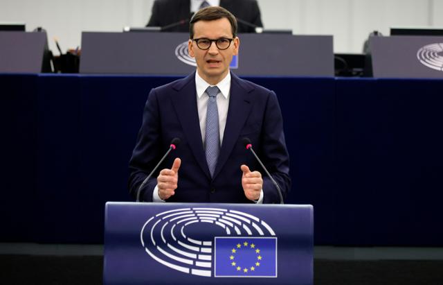 마테우시 모라비에츠키 폴란드 총리가 19일 프랑스 스트라스부르에서 열린 유럽의회 전체회의에서 EU의 법 질서를 강조한 우르줄라 폰데어라이엔 EU 집행위원장 발언에 대해 "협박 말라"며 맞받았다. 스트라스부르=AP 연합뉴스