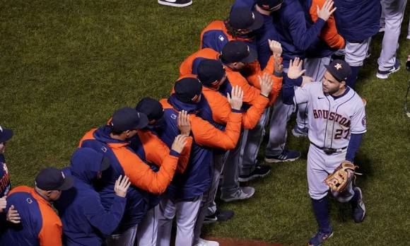 휴스턴의 호세 알튜베(오른쪽)는 20일(한국시간) 열린 보스턴과 아메리칸리그 챔피언십 4차전에서 1-2로 끌려가도 있던 8회초 선두타자로 나와 승부를 원점으로 돌리는 솔로 홈런을 쳤다. 휴스턴은 9회초 대거 7점을 내며 보스턴에 9-2로 이겼다. [사진=뉴시스]