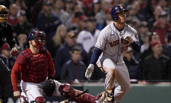 휴스턴이 20일 (한국시간) 열린 보스턴과 아메리칸리그 챔피언십 4차전에서 9-2로 역전승해 시리즈 전적 2승 2패를 만들었다. 9회초 주자 일소 3타점 적시 2루타를 친 마이클 브랜틀리(오른쪽). [사진=뉴시스]