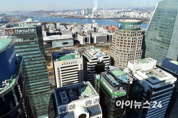 국내 자산운용사들이 금융소비자보호법이 전면 시행됨에 따라 잇달아 금융소비자보호총괄책임자(CCO)를 선임하고 있다. 사진은 여의도 증권가 전경. [사진=정소희 기자]