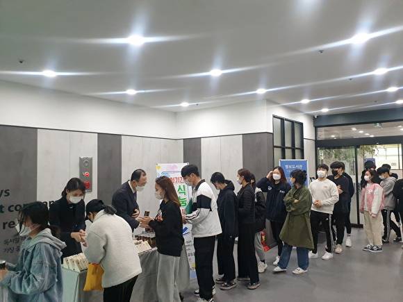 19일 포항대 학술정보관이 중간고사 기간 맞아 학생들에게 간식을 제공하고 있다. [사진=포항대학교]