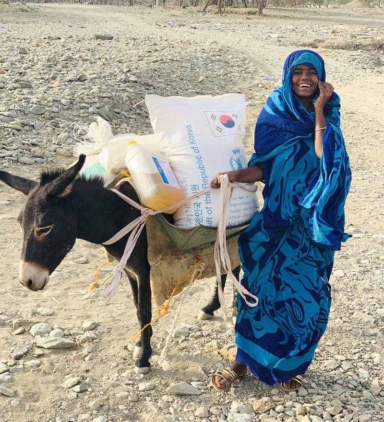 한국 쌀을 받은 에리트리아 난민. [사진 WFP]