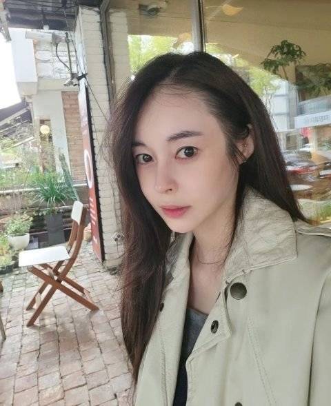 허이재씨가 지난 19일 자신의 인스타그램에 야외 테라스를 배경으로 찍은 사진을 공유했다. [인스타그램 캡처]