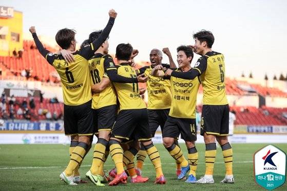 10월 17일 부산전에서 골을 넣은 뒤 기뻐하는 전남 선수들. [사진 한국프로축구연맹]