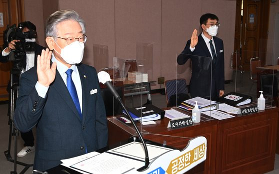 더불어민주당 대선 후보인 이재명 경기지사가 20일?경기도청에서 열린 '2021년 국회 국토교통위원회의 경기도에 대한 국정감사'에서 증인선서하고 있다. [국회사진기자단]