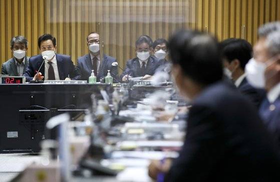 20일 서울시청에서 열린 국회 국토교통위원회의 서울시 국정감사에서 오세훈 서울시장이 의원 질의에 답변하고 있다. [국회사진기자단]