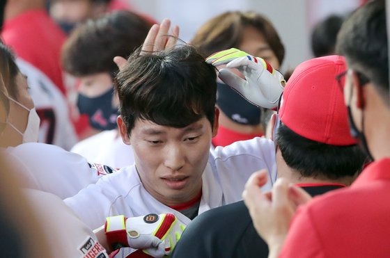 퓨처스리그 타격왕 밀어주기 의혹이 깊어지고 있다. [IS포토]