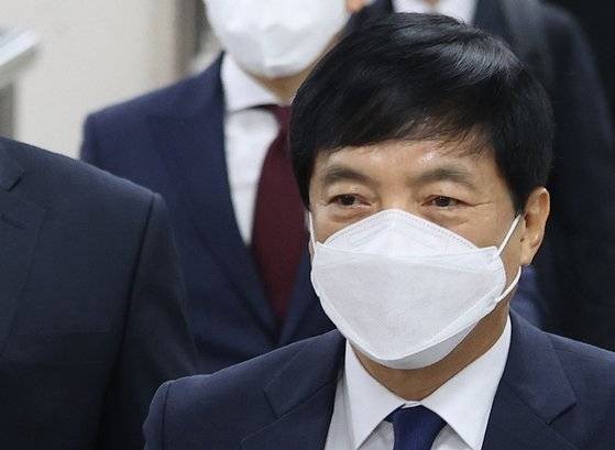 김학의 전 법무부 차관의 출국을 불법으로 막으려 했다는 의혹의 수사를 무마하려던 혐의로 기소된 이성윤 서울고검장이 20일 오전 서울 서초구 서울중앙지법에서 열린 첫 공판에 출석하기 위해 법정으로 향하고 있다. [연합뉴스]