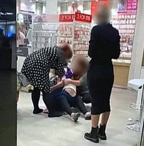 영국의 쇼핑센터 바닥에서 한 여자 아이가 보호자들에 의해 강제로 귀 피어싱을 하고 있다. 아이는 몸부림치고 울부짖으며 강하게 거부했지만, 보호자들은 아이를 붙잡았고 직원은 아이의 귀를 뚫었다. 또 다른 직원은 이 모습을 그저 지켜보고 있다. 아동 학대 논란이 일자 영국 경찰은 수사에 나섰다. [트위터 캡처]