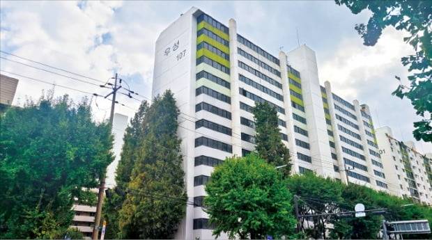 서울 신길뉴타운이 주목받으면서 신길동 재건축 사업도 속도를 내고 있다. 정밀안전진단을 추진 중인 신길우성1차 아파트.  장현주  기자