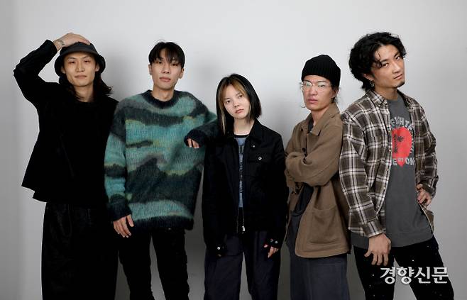 JTBC 경연 프로그램 ‘슈퍼밴드2’에서 3위를 기록한 밴드 ‘카디(KARDI)가 경향신문사에서 인터뷰에 앞서 포즈를 취했다.  왼쪽부터 황인규(베이스), 전성배(드럼), 김예지(보컬), 박다울(거문고), 황린(기타) /박민규 선임기자