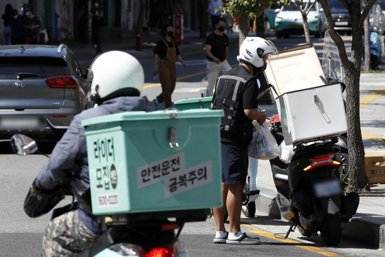 Delivery riders on a street in Seoul on Sept. 15 [NEWS1]