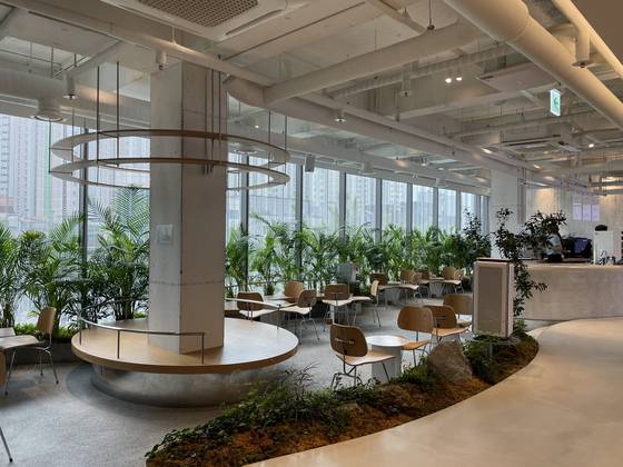 It's Magic is run by SK Magic and lets visitors try its kitchen appliances while taking a rest. [LEE SUN-MIN]