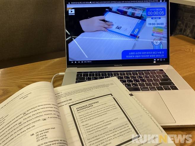 모트모트tv 채널의 ‘모트독서실’ 실시간 스트리밍에 참여하고 있다. 정윤영 인턴기자