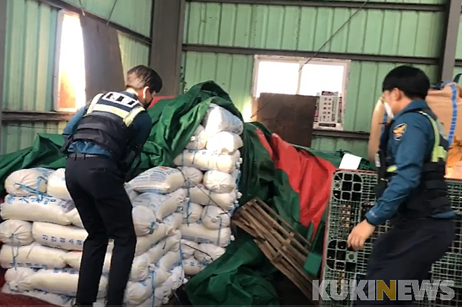 무안경찰은 중국산 소금 260여 톤을 매입해 신안 천일염 등으로 둔갑시켜 유통한 소금 도매업체 대표 부부 등 13명을 검거했다.[사진=무안경찰]