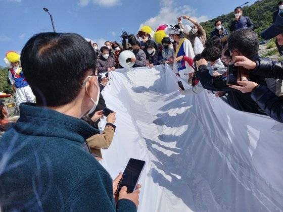 황금장어 방생 모습