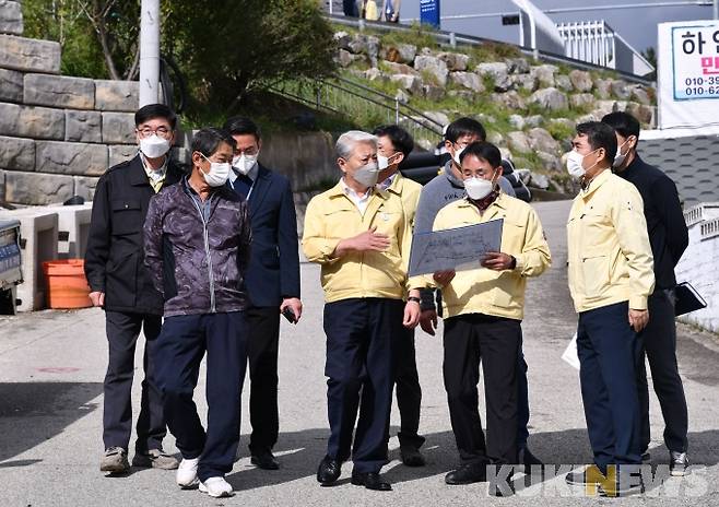 갈남마을 일반농산어촌개발사업 현장 점검하는 김양호 삼척시장(사진=삼척시청 제공)