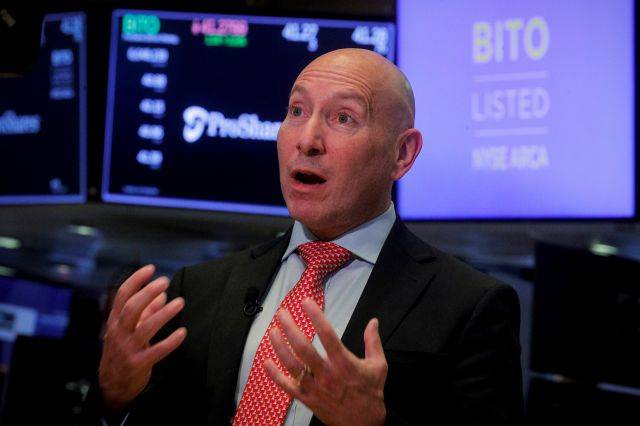 시메온 하이만 프로셰어 투자전략실장이 지난 19일(한국시간) 밤 미국 뉴욕증권거래소(NYSE)에서 프로셰어스 비트코인 스트래티지 ETF 상장 행사를 마친 뒤 단상에서 발언하고 있다. 로이터연합뉴스