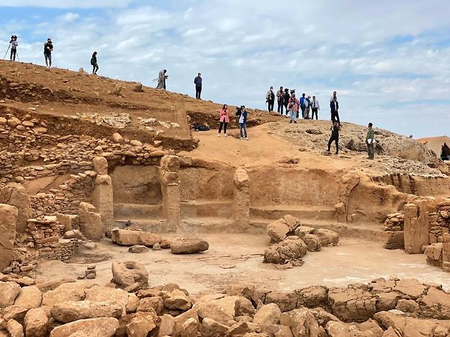 카라한테페 유물 발굴 현장. T자형 거석이 눈에 띈다.