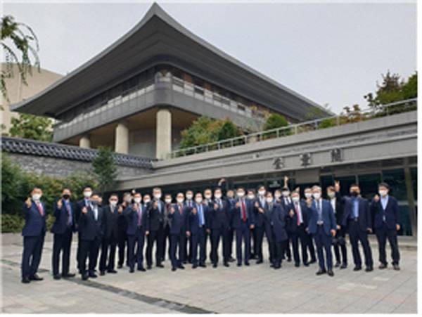 16일 서울대 공과대학 미래안보전략기술최고위과정 8기 졸업생들이 수료식 후 규장각 앞에서 기념사진을 촬영하고 있다. [사진 출처 = 서울대]