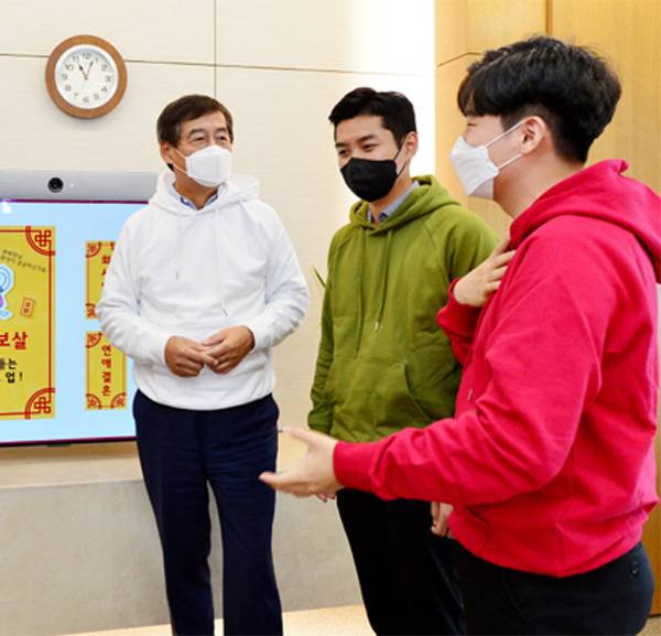 신학철 LG화학 부회장(왼쪽)이 20일 서울 여의도 LG트윈타워 집무실에서 MZ세대 멘토들에게서 자연스러운 소통 방법을 전수받고 있다. [사진 제공 = LG화학]