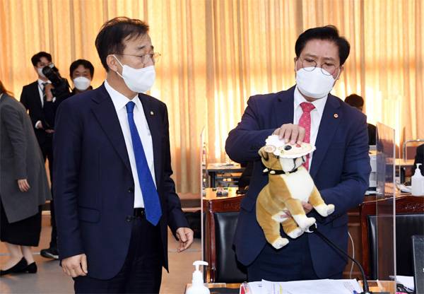 송석준 국민의힘 의원(오른쪽)이 20일 국회 국토교통위원회 국정감사가 열린 경기도청에서 `대장동 개발은 공공의 탈을 쓴 개발`이라고 주장하며 양의 탈을 쓴 강아지 인형을 꺼내자 김윤덕 더불어민주당 의원이 항의하고 있다. [한주형 기자]