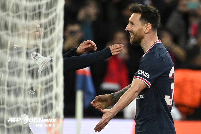 리오넬 메시가 20일(한국시간) 프랑스 파리의 파르크 데 프랭스에서 열린 2021-2022 UEFA 챔피언스리그 조별리그 A조 3차전 라이프치히와의 홈 경기에서 역전골을 기록한 뒤 기뻐하고 있다. 사진(프랑스 파리)=AFPBBNEWS=NEWS1