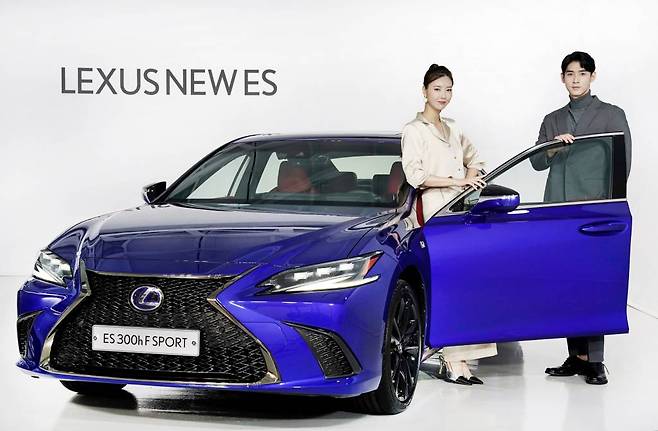 [서울=뉴시스] 렉서스코리아는 27일 프리미엄 하이브리드 세단 'New ES'의 온라인 출시 행사를 갖고 본격적인 판매에 들어간다고 밝혔다. 'New ES'는 편안한 승차감, 뛰어난 정숙성, 넓은 실내 공간 등으로 많은 사랑을 받아온 7세대 ES의 부분변경 모델이다. 일부 외관 디자인의 변화와 더불어, 진화된 예방 안전 기술, 편의 사양 강화, 블랙박스와 하이패스 기본 장착 등으로 안전 및 편의성이 한층 강화되었다. (사진=렉서스코리아 제공) 2021.09.27. *재판매 및 DB 금지