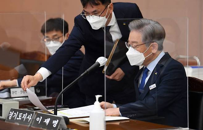 [수원=뉴시스] 국회사진기자단 = 이재명 경지지사가 20일 경기 수원 경기도청에서 열린 국토교통위원회의 경기도청에 대한 국정감사에서 자료를 살펴 보고 있다. 2021.10.20.