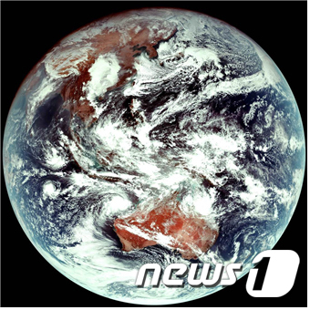 천리안 위성 2A호가 촬영한 최초 관측한 지구의 모습. (기상청 제공) 2019.1.29/사진제공=뉴스1