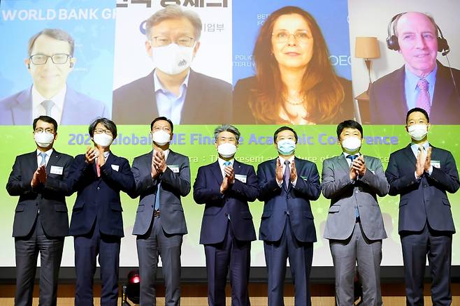20일 서울 을지로 IBK기업은행 본점에 개최된 창립 60주년 기념 글로벌 중소기업금융 학술 컨퍼런스에서 윤종원 기업은행장(오른쪽에서 네번째)과 정진욱 한국경제학회장(오른쪽에서 세 번째) 및 컨퍼런스 참석자들이 기념촬영을 하고 있다/사진=IBK기업은행 제공