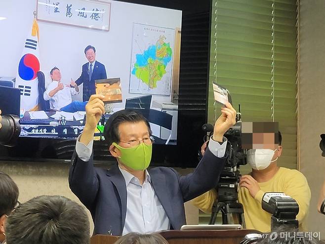 20일 오후 국제마피아파 소속 조직원으로 알려진 박철민씨와 소통하는 장영하 변호사가 기자회견을 열고 있다. /사진=이사민 기자