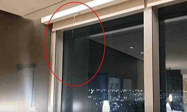 A씨가 지난 19일 제주도청 홈페이지에 올린 '그랜드하얏트제주' 호텔 객실 누수 영상./사진=제주도청 홈페이지 '관광불편민원접수'
