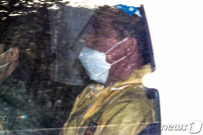 (서울=뉴스1) 민경석 기자 = '대장동 개발 사업 특혜' 의혹의 핵심인물로 꼽히는 유동규 전 성남도시개발공사 기획본부장이 3일 오후 서울 서초구 서울중앙지방법원에서 영장실질심사를 마친 뒤 서울구치소로 호송되고 있다.  유 전 본부장은 이날 법원 서관 출입문이 아닌 법원 구치감으로 이어지는 지하통로를 통해 영장심사에 출석했다.   서울중앙지검 전담수사팀(팀장 김태훈)은 앞서 1일 유 전 본부장을 체포해 이틀동안 조사한 후 2일 특정경제범죄가중처벌법상 배임 등 혐의로 구속영장을 청구했다. 검찰은 10억원대 뇌물 혐의도 적용한 것으로 알려졌다. 2021.10.3/뉴스1