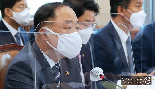 홍남기 경제부총리 겸 기획재정부 장관이 20일 서울 여의도 국회에서 열린 국회 기획재정위원회, 2021년도 기획재정부·국세청·관세청·조달청·통계청 등 2021년도 종합감사에 출석, 질의에 답변하고 있다./사진=머니S 임한별 기자