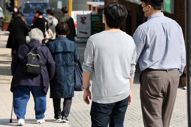 오는 21일은 내륙의 아침 기온이 5도 아래로 떨어져 추울 전망이다. 사진은 일교차가 큰 가을 날씨가 이어진 지난 19일 오후 서울 중구 명동거리에서 한 시민이 소매를 걷은 채 걷는 모습. /사진=뉴스1