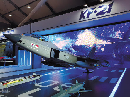 경기도 성남시 서울공항에서 열린 ‘서울 ADEX 2021’에서 한국항공우주산업(KAI)이 설치한 한국형 전투기 KF-21 모형. 김현일 기자