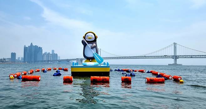 광안리 해양레저 공간에선 펭수가 세몰이를 한다.