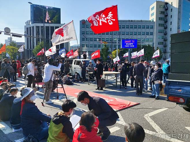 전국민주노동조합총연맹(민주노총)이 20일 오후 서울 서대문역 사거리에서 총파업대회를 하고 있다. 김희량 기자