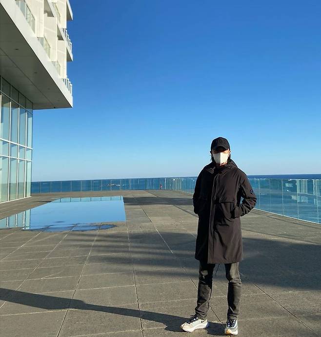 Actor Jin Tae-hyun shared a tranquil routine.On October 20, Jin Tae-hyun released a photo of a wide winter sea in the background, saying, It was so calm and alive to leave Seoul for a while.In the photo, Jin Tae-hyun is standing alone with his hands in his coat pockets; he appears to be healing for a while while enjoying the trip.He added, Inner conflict, puberty, growth pain, the process of becoming an adult, fighting, traveling, Gangneung, and appreciation.Meanwhile, Jin Tae-hyun has an actor Park Si-eun and a daughter who adopted her in 2015 marriage,SBS Sangmyonmong 2 - You are my destiny through my wifes stupid and daughters stupidity was loved.