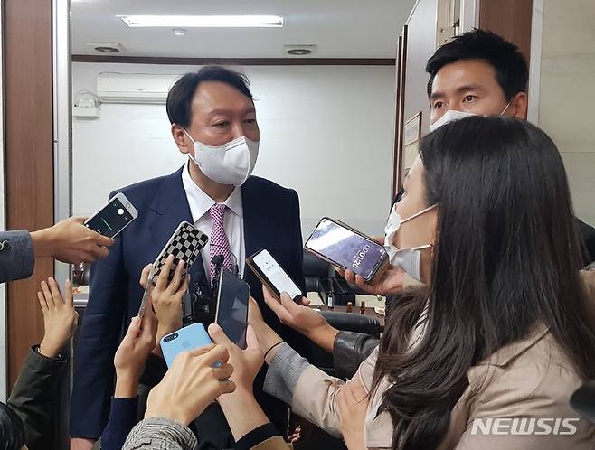 [대구=뉴시스] 정창오 기자=국민의힘 대선 경선후보인 윤석열 전 검찰총장이 20일 오후 국민의힘 대구시당에서  기자들의 질문에 답변을 하고 있다. 2021.10.20. jco@newsis.com