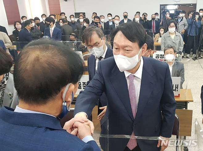 [대구=뉴시스] 정창오 기자=국민의힘 대선 경선주자인 윤석열 전 검찰총장이 20일 오후 대구시 수성구 범어동 국민의힘 대구시당에서 열린 대구시선거대책본부 발대식에 참석해 지지자와 악수를 하고 있다. 2021.10.20. jco@newsis.com