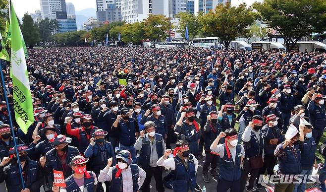 [부산=뉴시스] 하경민 기자 = 민주노총 부산지역본부 조합원 1만여명(주최 측 추산)이 20일 오후 부산 부산진구 송상현광장에서 열린 총파업대회에 참석해 구호를 외치고 있다. 2021.10.20. yulnetphoto@newsis.com