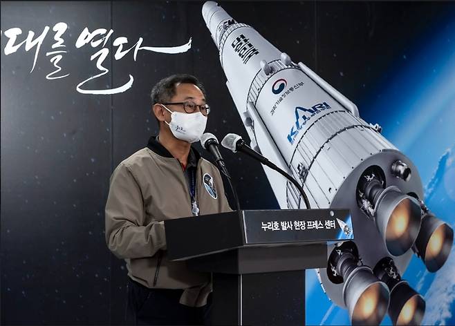 [서울=뉴시스]오승협 한국항공우주연구원 발사체추진기관개발부장이 20일 전남 고흥 누리호 발사현장의 프레스센터에서 발사준비 현장에 대해 백브리핑을 하고 있다. (사진=항공우주연구원 제공) 2021.10.20